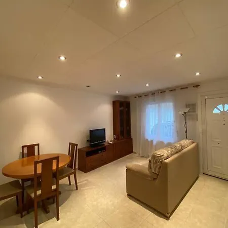 Amplio Apartamento Con Aire Acondicionado A 15 Min De La Playa Andando